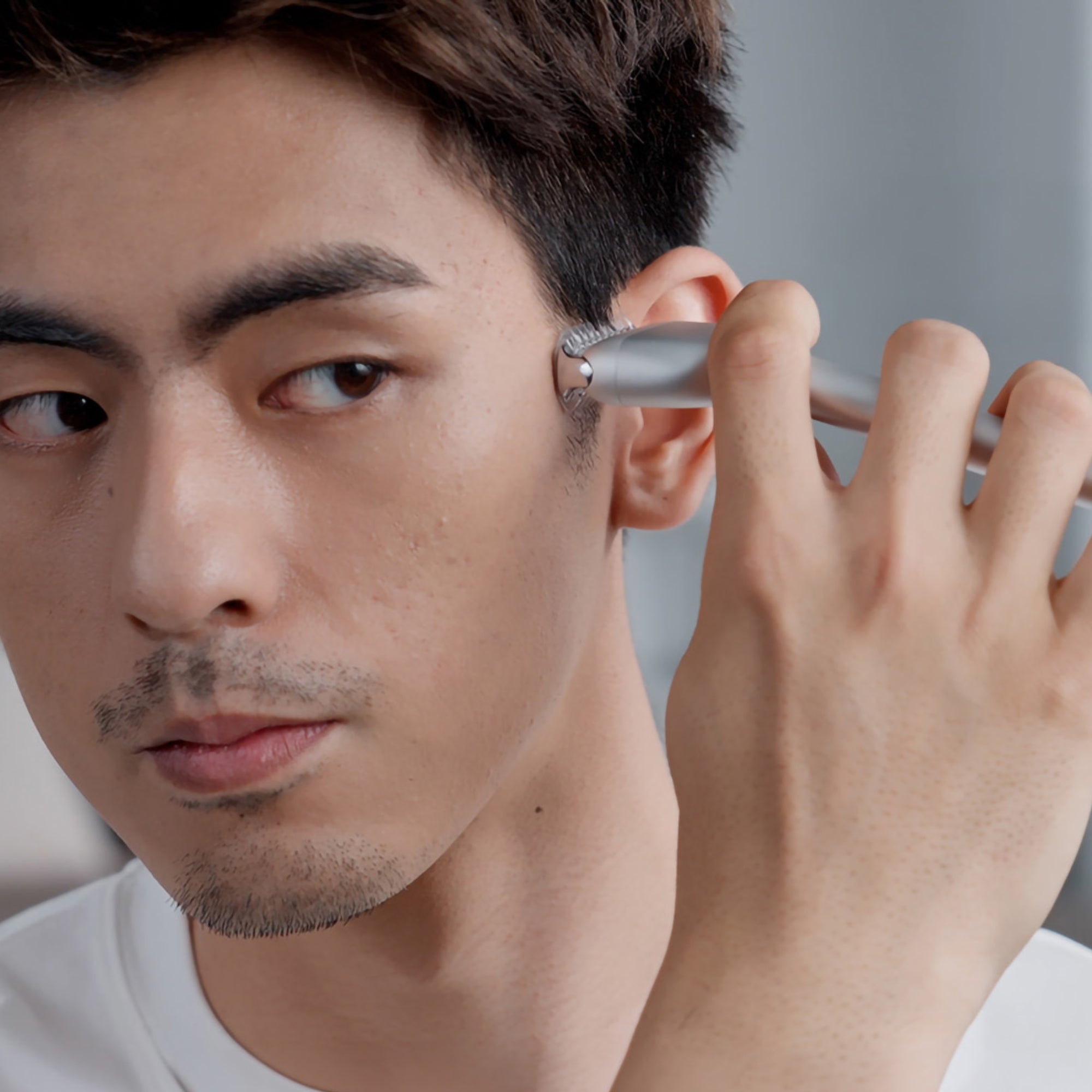 展示男士使用Laifen T1 Pro長鬚版電鬚刨滿足剃鬚需求，搭配3款修剪梳隨心修剪留鬚造型與鬢角修剪。