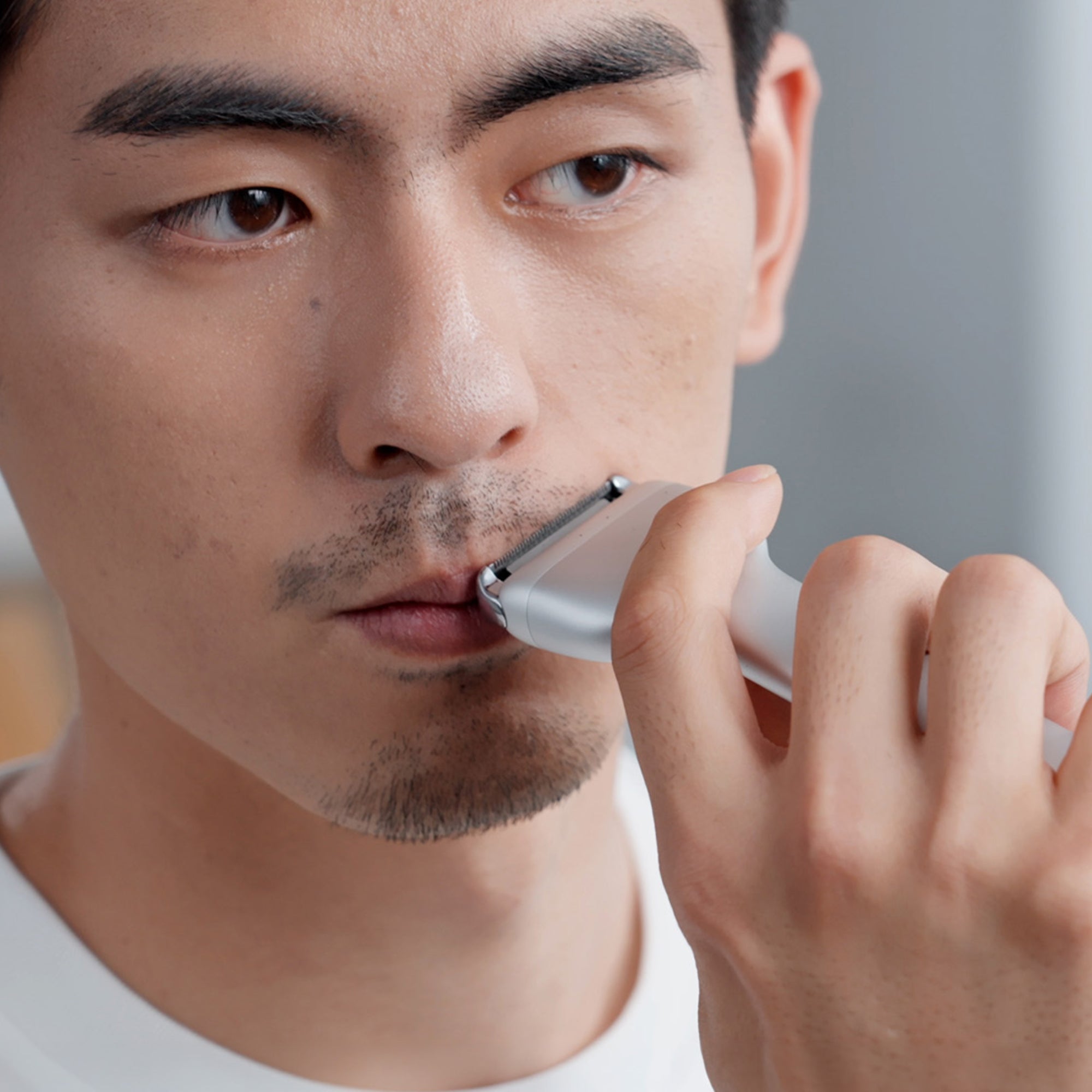 展示男士使用Laifen T1 Pro長鬚版電鬚刨滿足剃鬚需求，開放式刀頭輕鬆修剪2mm以上長鬍鬚