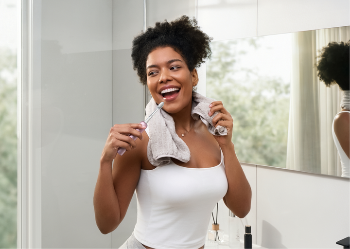 女士使用 Laifen Wave Pro 電動牙刷的日常場景，簡潔時尚設計完美融入日常梳洗，潔齒體驗高效舒適。